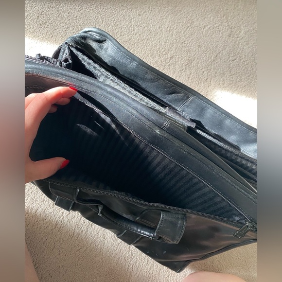 Tumi Classic Black Leather Briefcase/ Carry On Travel Bag - Picture 12 of 12